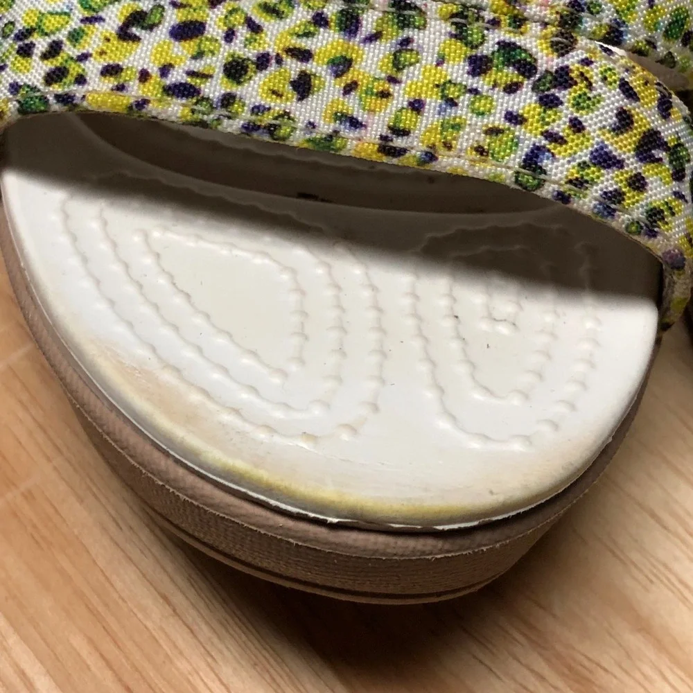 Crocs Leigh II Wedge Sandals Women 8 US Ankle Strap Yellow Floral Comfort 202516